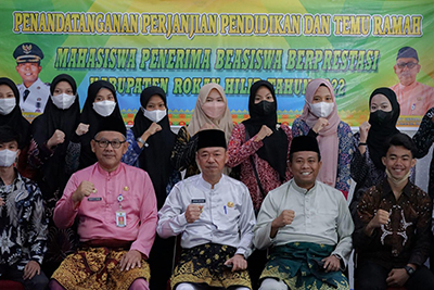 Pemkab Rohil Beri Beasiswa Untuk Mahasiswa Berprestasi di 2 PTN dan 2 PTS 